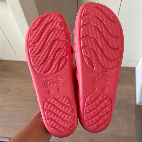 NWT CROCS Glossy Splashy Pink Slide Sandals Size 7 - Picture 3 of 4